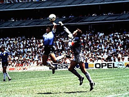 Maradona marca el gol conocido &quot;la mano de Dios&quot; en el Mundial del 86