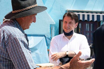 Giuseppe Conte, a la derecha, durante su visita a Venecia para la presentación de un nuevo sistema de diques para proteger la laguna.