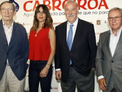 Del Bosque, segundo por la derecha, en un acto publicitario en Madrid.