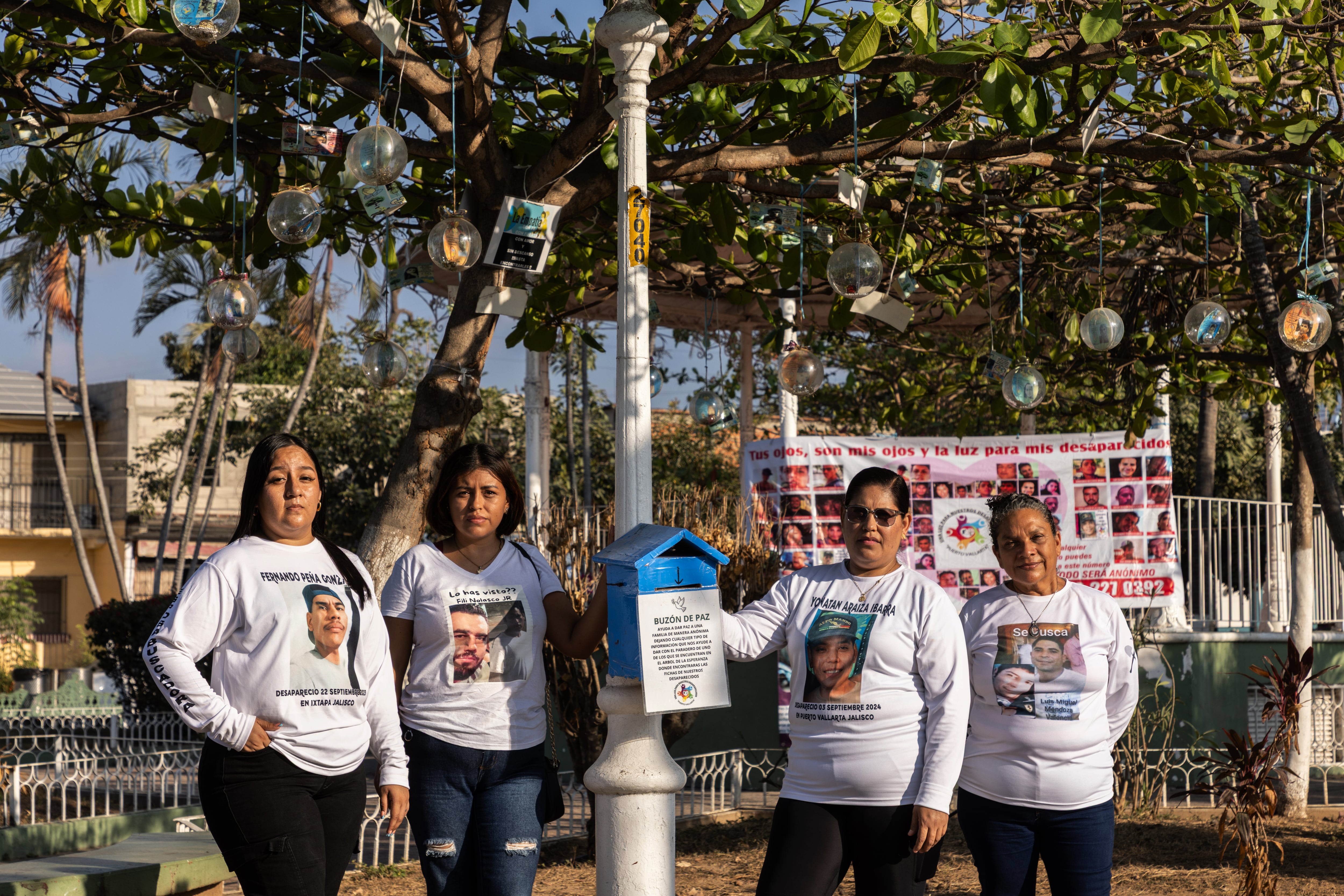 Lidia Fregoso, Susana Muñoz, Liliana Ibarra y Marcela Mendoza, del colectivo Una Luz Para Nuestros Desaparecidos Puerto Vallarta.
