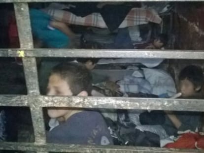 Un grupo de ni&ntilde;os acogidos en uno de los dormitorios infantiles de la Casa Mam&aacute; Rosa en Zamora (Michoac&aacute;n). 
