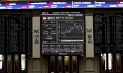 Paneles informativos en la bolsa de Madrid