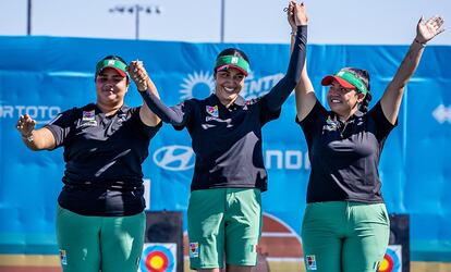 Las mexicanas Maya Becerra, Dafne Quintero y Mariana Bernal tras ganar la medalla de oro