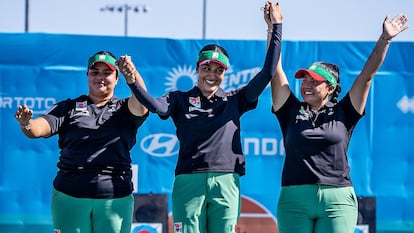 Las mexicanas Maya Becerra, Dafne Quintero y Mariana Bernal tras ganar la medalla de oro.