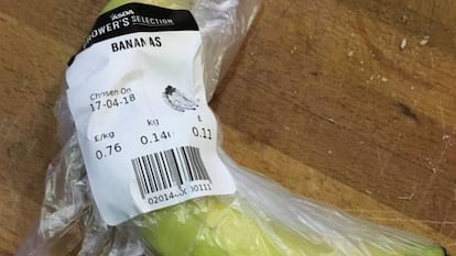 El plátano que compró Bobbie Gordon, con la etiqueta de su precio real.
