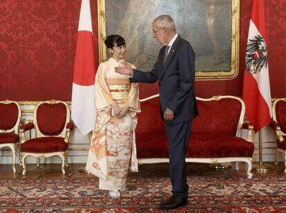 Alexander Van der Bellen, con la princesa Kako, vestida con el traje tradicional.