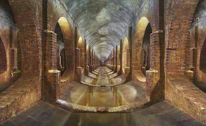 Subway reservoirs in London. The cisterns beneath Finsbury Park, designed to collect and store water in this disused Victorian reservoir, feature a watertight lining and are built underground to prevent sunlight from fostering algae growth. They are part of what is often referred to as the “hidden city,” a network of secretive spaces in London that attracts the curious and adventurous.

Matt Emmett, the photographer of the image and author of the accompanying text, describes how, "once the sun has set, explorers silently descend shafts and tunnels filled with ladders, lighting their torches before disappearing into the darkness." London is known for having one of the largest subway networks in the U.K., but it also harbors service tunnels, bunkers, basements, and more secret areas linked to the government and intelligence services.

“There is something visceral, exciting, and secret about exploring the depths of everyday human existence, while those above remain oblivious to the world hidden beneath their feet,” Emmett reflects.