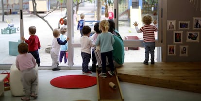 Una decena de alumnos mira desde clase al patio de la escuela infantil Alba, en Madrid, el 13 de enero de 2020.