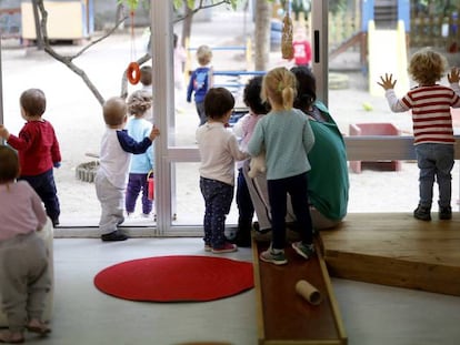 Una decena de alumnos mira desde clase al patio de la escuela infantil Alba, en Madrid, el 13 de enero de 2020.