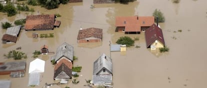 A cidade de Orasje, na Bósnia, nas piores inundações em cem anos.