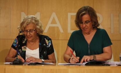 La alcaldesa de Madrid, Manuela Carmena, y la portavoz del PSOE, Causapié.
