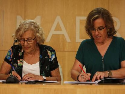 La alcaldesa de Madrid, Manuela Carmena, y la portavoz del PSOE, Causapié.