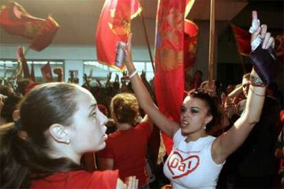 Dos partidarias de la independencia celebran la victoria en la madrugada de ayer en Podgorica, capital de Montenegro.