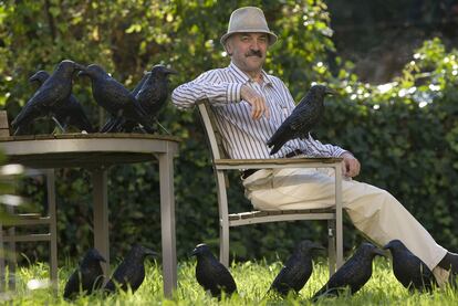 Alberto Saavedra en el jardn de su estudio rodeado de los cuervos de poliuretano que colocar en el Principal.