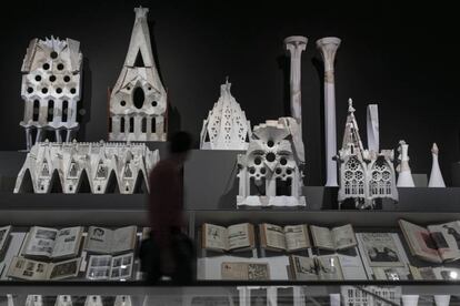 La sala de l'exposició de Gaudí del MNAC amb els guixos de la Sagrada Família.