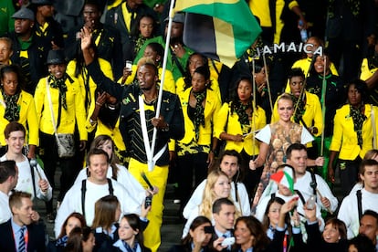 Inspirado en los colores de la bandera y en un look reggae, los deportistas jamaicanos desfilaron con trajes alegres y pantalones de estilo militar dise?ados por Cedilla Marley, hija del fallecido msico.