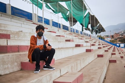 Andre [nombre ficticio], de 14 años, posa en las gradas de un estadio deportivo remodelado en Carabayllo, un distrito en el norte de Lima (Perú), mientras espera la hora de su cita programada en el Centro Comunitario de Salud Mental que ahora ocupa uno de los edificios del terreno. A los 14 años, el chico se considera de mente abierta y capaz de adaptarse a nuevas circunstancias. Sin embargo, hace unos dos años, su madre, Roxana, recibió una llamada telefónica angustiada de la escuela: el chico decía que no quería seguir viviendo. En el centro comunitario, los profesionales diagnosticaron a Andre con ansiedad y depresión, relacionadas en parte con la separación de sus padres. Le recetaron un antidepresivo y lo derivaron a un psicólogo, psiquiatra y trabajador social para recibir terapia. Según una encuesta en línea realizada por el Ministerio de Salud y Unicef en 2020, un tercio de los niños y adolescentes en Perú experimentó dificultades socioemocionales durante la pandemia.