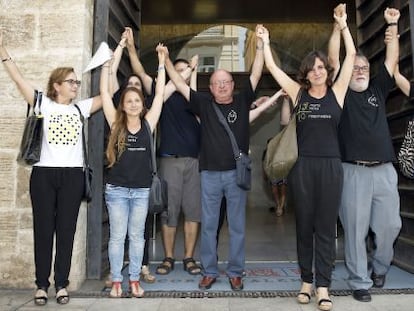 Familiares de las víctimas del metro expresan su satisfacción a la salida de las Cortes tras aprobarse la reapertura de la comisión de investigación.