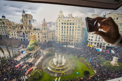 Las Fallas arrancan este 15 de marzo en Valencia. Hemos seleccionado las mejores imágenes de la pasada edición para mostrar la magia de estas fiestas.