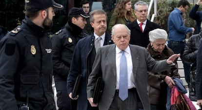 Jordi Pujol (c) junto con su esposa abandonan la Audiencia Nacional en 2016.