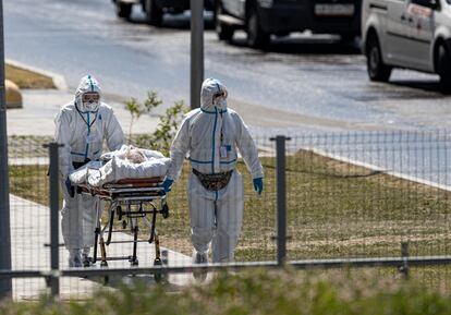 Sanitarios llevan a un posible paciente de covid al hospital en Kommunarka, cerca de Moscú (Rusia) el 26 de junio.