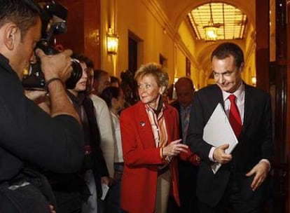 La vicepresidenta María Teresa Fernández de la Vega y Rodríguez Zapatero, ayer en el Congreso.