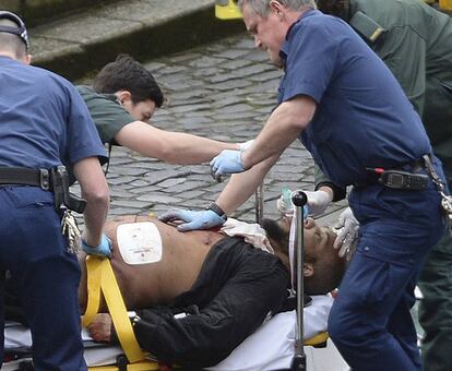 Khalid Masood, el autor del atentado de Londres, atendido por los sanitarios tras ser abatido por la policía.