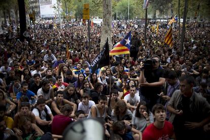 Protesta d'estudiants catalans a la seu de la Universitat de Barcelona a favor de la celebració del referèndum.