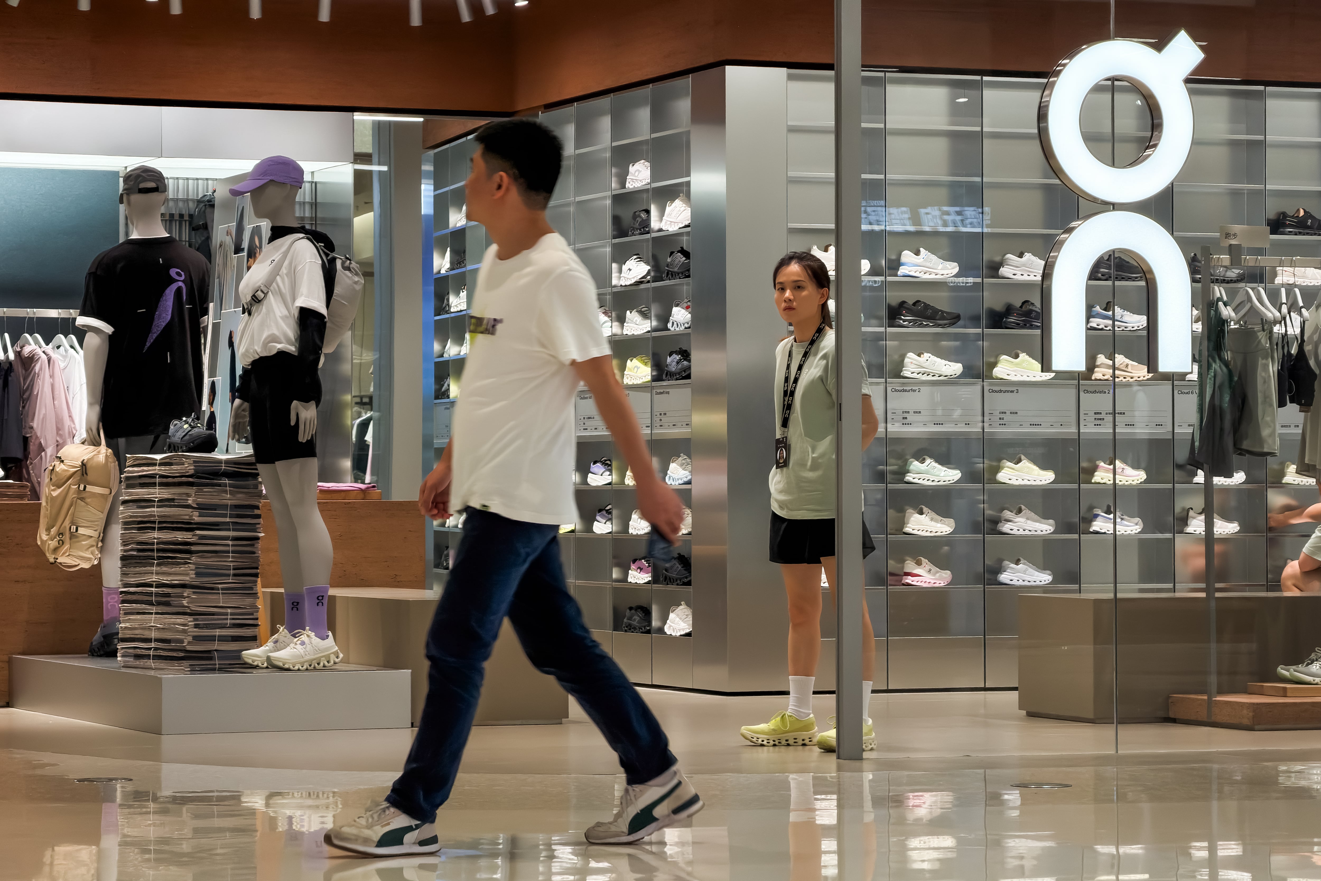 On, las zapatillas de Federer, eleva sus previsiones de beneficios impulsada por su modelo para jóvenes Cloudtilt