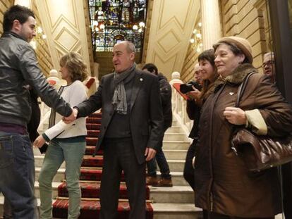 Martin Garitano, en el centro, saluda a la delegación de Herrira en el interior de la Diputación de Gipuzkoa.