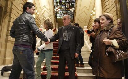 Martin Garitano, en el centro, saluda a la delegación de Herrira en el interior de la Diputación de Gipuzkoa.