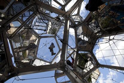 La estructura levantada en el Museo Metropolitano de Arte de Nueva York altera las condiciones espaciales convencionales.