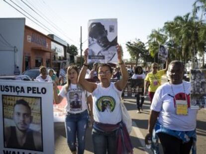 Em plena democracia, policiais matam cidadãos e não assumem a responsabilidade pelo crime, muitas vezes acusando a vítima. Mães se unem para dar visibilidade a seus filhos mortos e cobrar a dignidade de terem a memória deles reparada