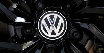 Logotipo de la marca Volkswagen en una llanta.