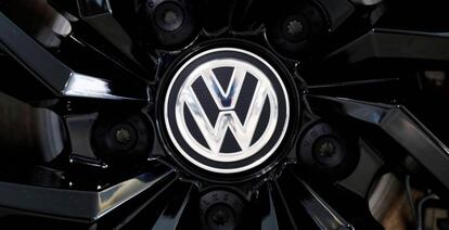 Logotipo de la marca Volkswagen en una llanta.