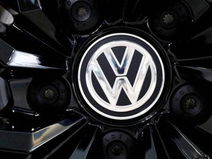 Logotipo de la marca Volkswagen en una llanta.