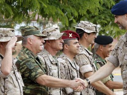 El Príncipe Felipe saluda a varios mandos de los nueve países participantes en las maniobras de la OTAN en Bétera.