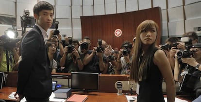 Los diputados Sixtus Leung y Yau Wai-ching en el Parlamento de Hong Kong.