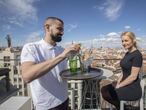 Un camarero de la terraza del Hotel Emperador de Madrid sirve un gin-tonic