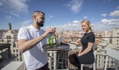 Un camarero de la terraza del Hotel Emperador de Madrid sirve un gin-tonic