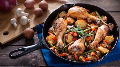 Pollo preparado en una sartén de hierro fundido.