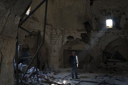 El tendero, Zyad Mohammed Ali, camina dentro de un balneario destruido en la Ciudad Vieja de Mosul.