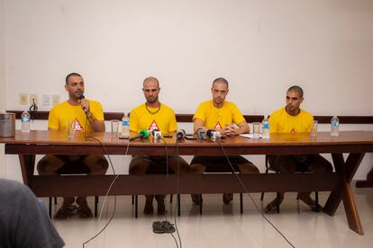 Os brigadistas de Alter do Chão, da esquerda para a direita: Gustavo de Almeida Fernandes, Marcelo Aron Cwerner, Daniel Gutierrez Govino e João Victor Pereira Romano.