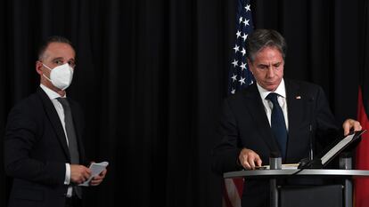 El secretario de Estado de Estados Unidos, Antony Blinken (derecha), junto al ministro de Exteriores alemán, Heiko Maas, en la base aérea de Ramstein, en Alemania.