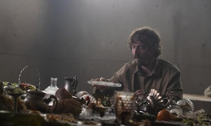 Iván Massagué descubre un plato de caracoles en un fotograma de la película 'El hoyo' (2019), dirigida por Galder Gaztelu-Urrutia.