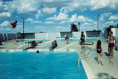 'La piscina', una fotografía del director de cine alemán y fotógrafo Wim Wenders (Düsseldorf, Alemania, 1945).