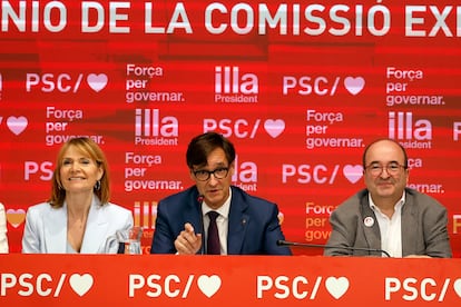 El candidato del PSC Salvador Illa, acompañado de la vicesecretaria primera, Lüisa Moret y MNiquel Iceta durante la ejecutiva.