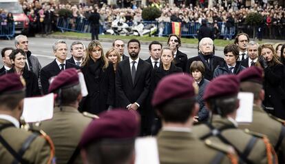 La familia de Adolfo Suárez, en la despedida al expresidente del Gobierno en la céntrica Plaza de Cibeles.