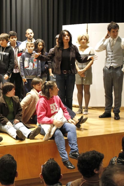 Blanca Marsillach, con los jóvenes que participaron en el espectáculo, ayer en Santiago.