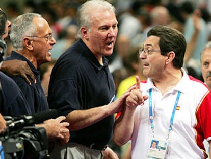 Larry Brown y Gregg Popovich (en medio) discuten con Mario Pesquera sobre el último tiempo muerto de Estados Unidos, cuando su victoria ya era segura.